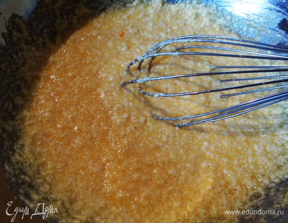 Не переставая работать миксером, добавлять во взбитые яйца творожно-сливочную массу. Тщательно перемешать.