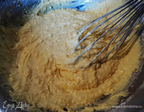 Добавить ванилин, разрыхлитель и муку. Вымесить  тесто.