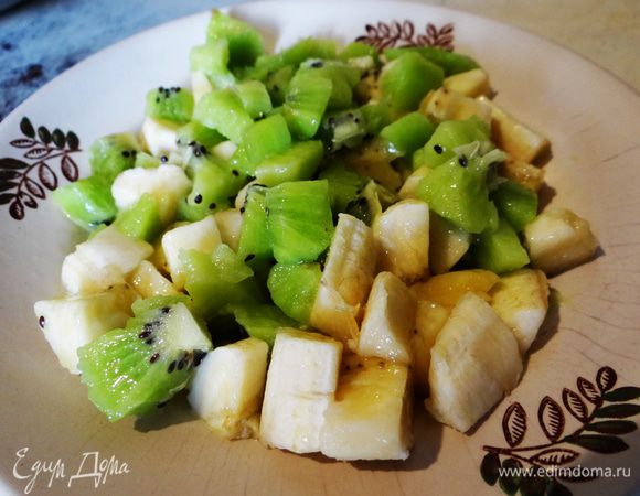 Банан и киви очистить. Порезать на небольшие кубики. 