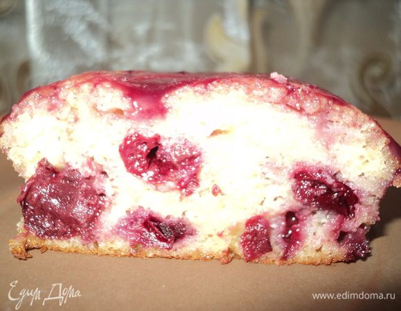 - Готовые кексы остудить в формах минут 10-15, затем достать и полить подготовленным кремом.
- Приятного аппетита!