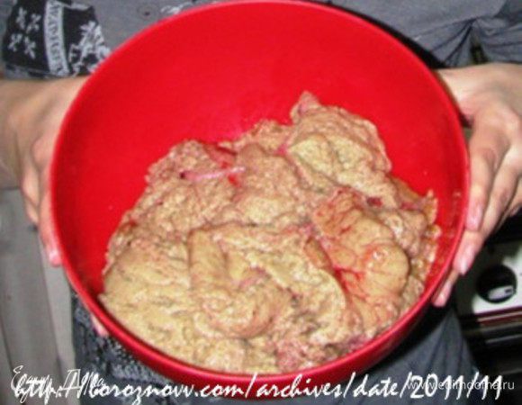 Фото из Интернета. Положите свежую сазанью икру в миску. Удалите крупные пленки.