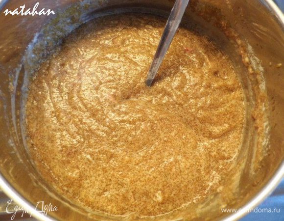 Добавьте в икру все ингредиенты для теста и взбейте блендером на средней скорости до однородной массы. Все мелкие пленки намотаются на нож блендера.