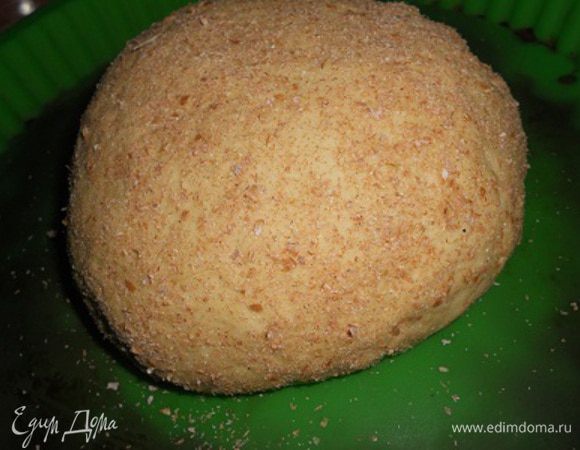 Сначала сделать опару - воду вливаем в мисочку, добавляем дрожжи и перемешиваем, добавляем 100 г муки размешиваем и оставляем в теплом месте до появления пузыриков - около 15 - 20 минут. Дальше добавляем соль, всыпаем муку и сверху муки вливаем горчичное масло и месим тесто, тесто должно перестать липнуть к рукам, затем насыпаем на стол отруби и начинаем вымешивать тесто пока отруби хорошо вымешаются. Кладем тесто в формы или на противень и даем отдохнуть 10 минут.