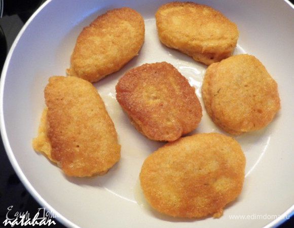 Обжарьте оладьи по 4–5 минут с обеих сторон на среднем огне. При поджаривании икряники меняют свой цвет: из серо-бурых они становятся симпатичного оранжевого «икорного» цвета. 