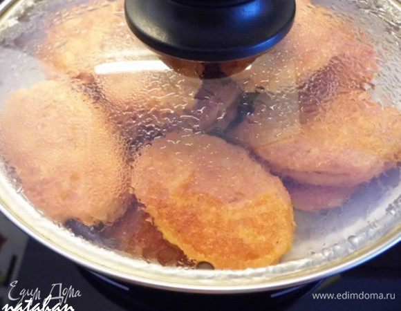 Переложите все обжаренные икряники в сковороду, закройте крышкой и оставьте на 10 минут томиться на маленьком огне.