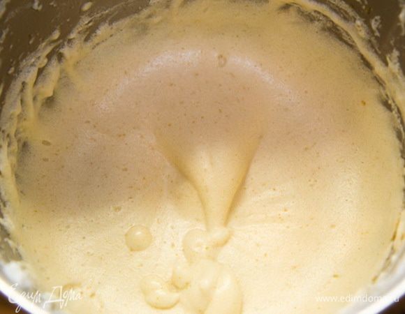 Взбиваем яичные белки в густую пену и постепенно вливаем оставшийся грушевый сироп, продолжая взбивать до мягких пик.