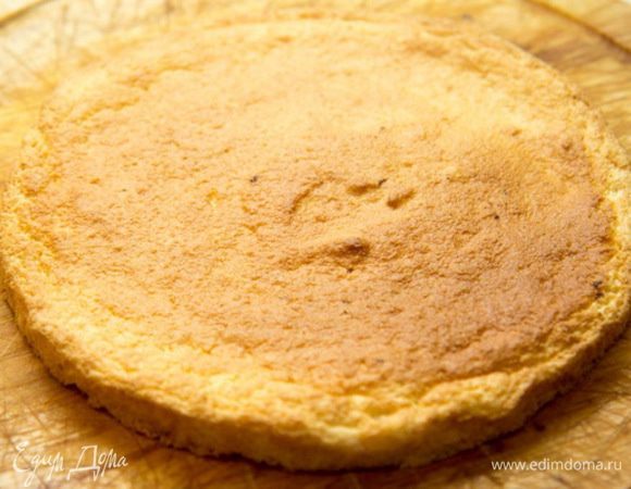 В отдельную миску отбираем 1/3 взбитых желтков, 1/3 взбитых белков, 1 ст.л. крахмала, 0,25 ч.л. соды, 0,25 ч.л. лимонной кислоты и аккуратно, но решительно перемешиваем, чтоб тесто не опало, но не было комков.
Выкладываем тесто в форму, дно которой застелено пергаментом. Выпекаем в течение 12 минут при температуре 180 0С.