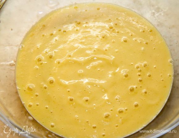 Воздушный грушево-карамельный крем-суфле
Добавляем в оставшиеся взбитые желтки 1 ч.л. крахмала.
Нагреваем в сотейник молоко и подогреваем, но не до кипения. Как только на молоке появится тонкая плёночка, переливаем немного молока во взбитые желтки и перемешиваем. Теперь переливаем желтковую массу в сотейник с горячим молоком, и варим заварной крем на среднем огне, постоянно помешивая деревянной лопаточкой. Бросать и отходить от крема нельзя! Иначе получится отличный омлет J 
Как только крем начет загустевать и начнут появляется пузырьки, снимаем его с огня. Распускаем 1 ст.л. желатина в 5 ст.л. воды и добавляем его в крем . Перекладываем крем в холодную миску и остужаем. 