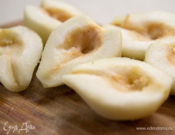 Выкладываем на дно формы корж, поверх выливаем наш крем-суфле и ставим в холодильник для застывания.
Пока торт застывает, готовим верх из карамельных груш.
Чистим 3 груши. Режем на половинки