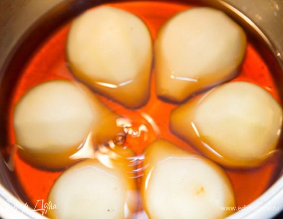 В сотейник насыпаем 3 ст.л. сахара и 1 ст.л. воды Растворяем сахар и ждем пока он станет красивого золотистого цвета,  добавляем еще 1 ст. горячей воды. Получился жидкий янтарный сироп (больше чем при первом этапе). Кладем половинки груш в сироп и варим под закрытой крышкой в течении 10 минут. 