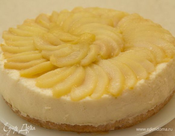 После 5-ти минут варки груши стоит перевернуть. Груши вынимаем из сиропа и остужаем. Оставшийся сироп увариваем так, чтоб он покрывал дно сотейника на 3мм (примерно). Распускаем 1.ч.л. желатина в сиропе.  Сироп отставляем для остывания.
Половинки груш режем на тонкие пластинки. Достаем торт из холодильника и красиво выкладываем  груши на торт. 