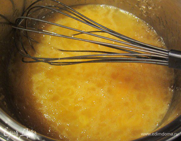 Просейте муку два раза с разрыхлителем, солью и отложите в сторону. Вылейте молоко и сливочное масло в кастрюлю и подогрейте, пока масло полностью растает.Взбить слегка венчиком яйца с сахаром на водяной бане до растворения сахара(яйца должны быть теплыми, не горячими)