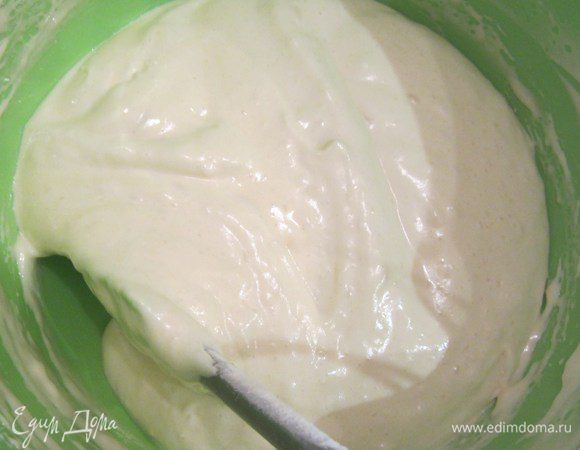 Добавим муку, пару капель ванильного екстракта, быстро и аккуратно  перемешаем движениями снизу вверх.