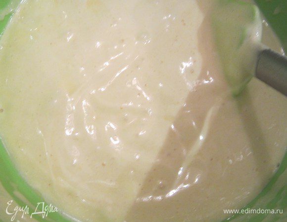 Нагрейте молоко с маслом еще раз прежде чем оно достигнет кипения, влить в тесто (я вливала по краям в несколько приемом) и снова аккуратно перемешать.