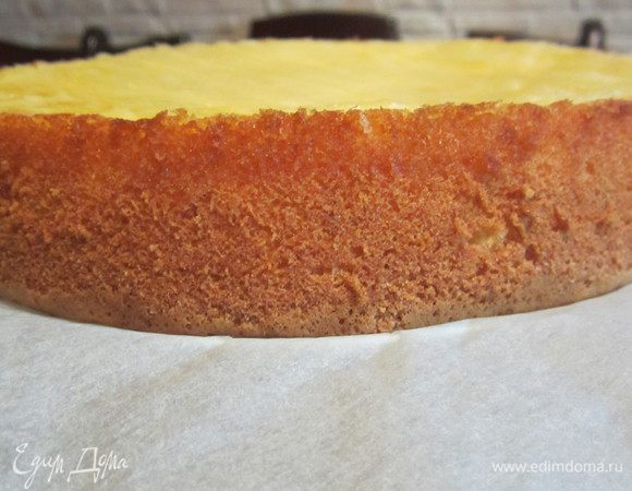 Вылейте в форму и выпекайте в предварительно разогретой духовке при температуре 180 ° С в течение 40 минут.(форма диаметром 22 см) Готовый корж остудить на решетке