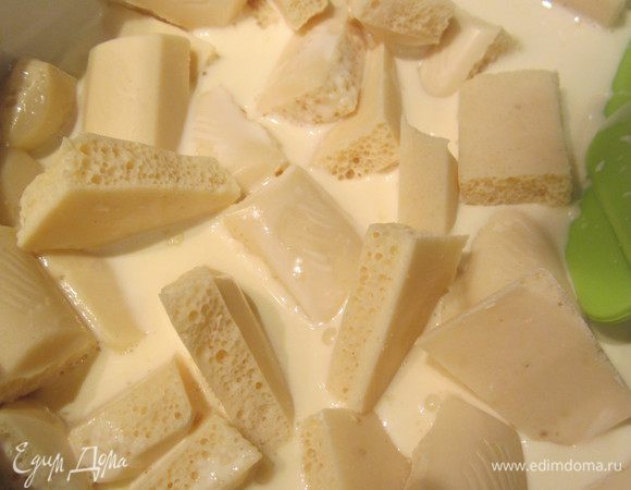 Для крема. Желатин замочить в сливках. Подогреть сливки для крема и добавить шоколад, размешать до растворения шоколада, остудить.