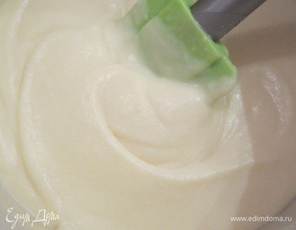 Добавить сливочный сыр и взбить миксером до легкого загустения. Поставить в холод. Когда желатин набух, растворить  его на маленьком огне, не кипятить!процедить, остудить и добавить в крем, снова слегка взбить и опять поставить в холодильник до небольшого загустения.