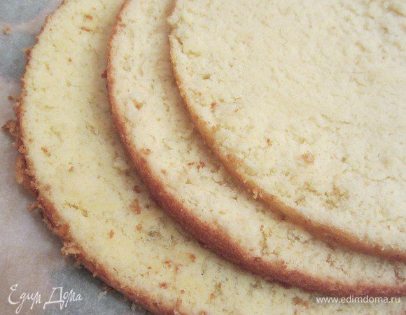 Разрезать бисквит на 2 части, чтобы получилось 3 коржа.