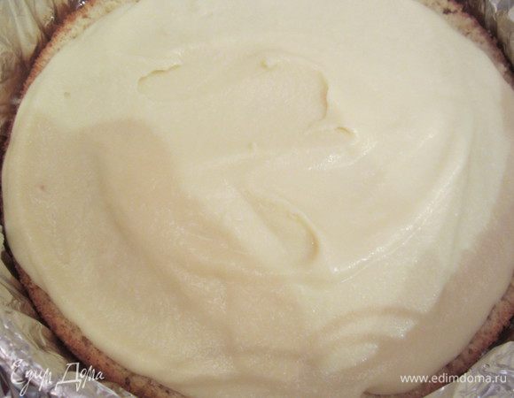 Смазать каждый корж кремом и украсить торт взбитыми сливками. Поставить в холодильник на несколько часов, лучше на ночь. Приятного.