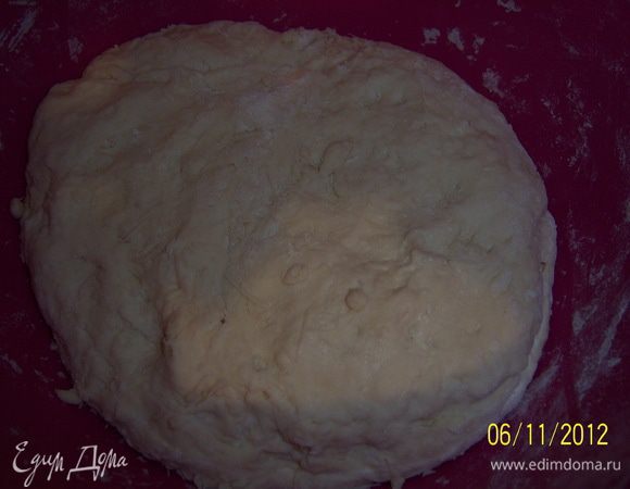 в муку добавить соль, соду и замесить тесто с кефиром(разведённым с кипятком)