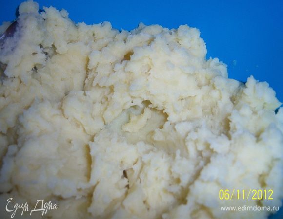 сварить картофель и приготовить пюре, не жидкое. соли добавляем совсем чуть-чуть