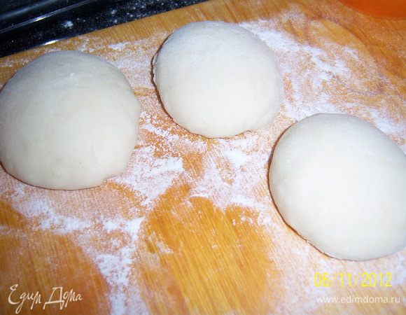 тесто разделить на одинаковые части размером как куринное яйцо 