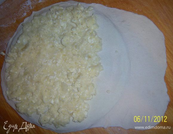 ...раскатать в тонкий пласт и выложить на половину наинку