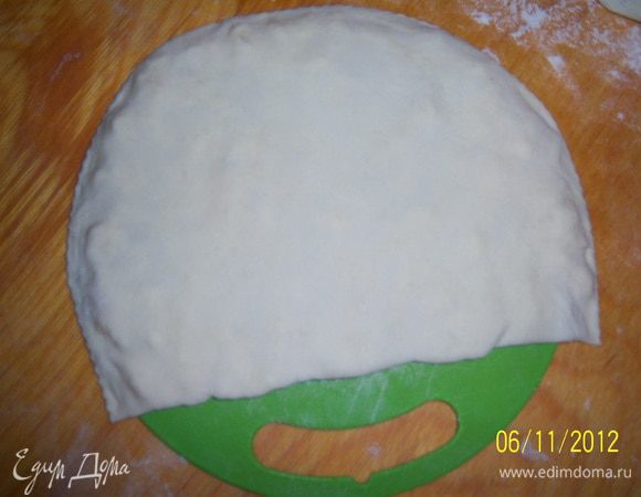 ...накрыть второй половиной, прищимить края и срезать колёсиком