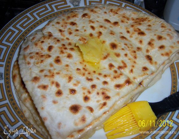 ...каждое готовое чуду смазать топлённым маслом(сливочным маслом, сметаной-на ваш вкус) и выкладывать друг на друга, после того, как смазали готовое чуду сразу накрывать посудой, чтоб чуду полность оставалось под посудой.