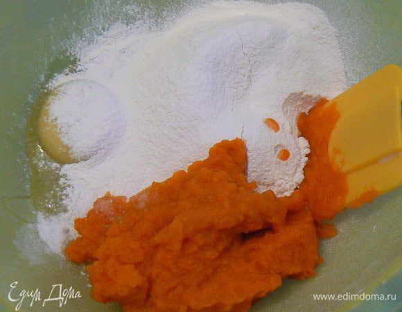 посеять муку,добавить соль,яйцо .тыкву