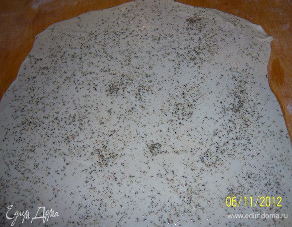 остатки теста соеденить, раскатать тонко, смазать растительным маслом и посыпать ореховой травой