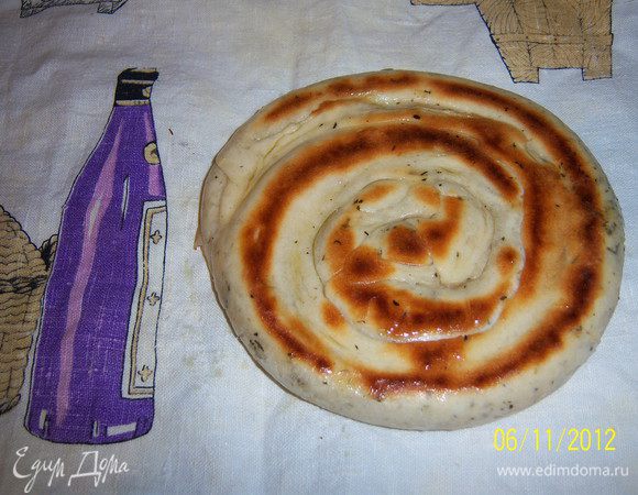 ...немного раскатать и обжарить на сковороде с обеих сторон, готовую лепёшку смазать маслом слив-м или топл-м и завернуть в кухонное полотенце. 