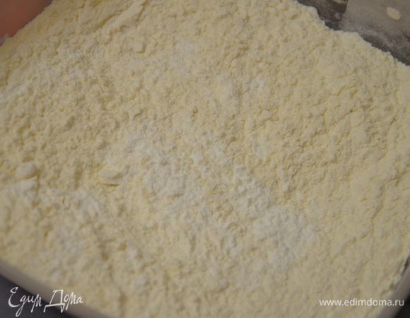 Крахмал и муку просеять, смешать.
