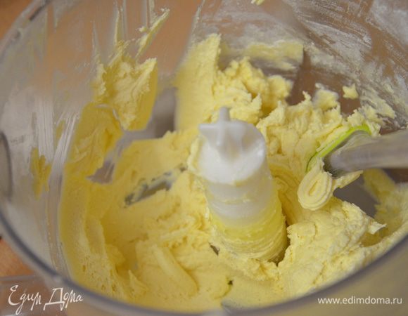 Ввести постепенно муку с крахмалом в масляную смесь. Замесить с помощью миксера или блендера, мягкое тесто.