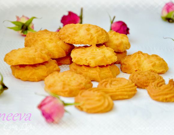 Выпекать в заранее разогретой духовке до 180 С. до золотистого цвета. Примерно минут 15.