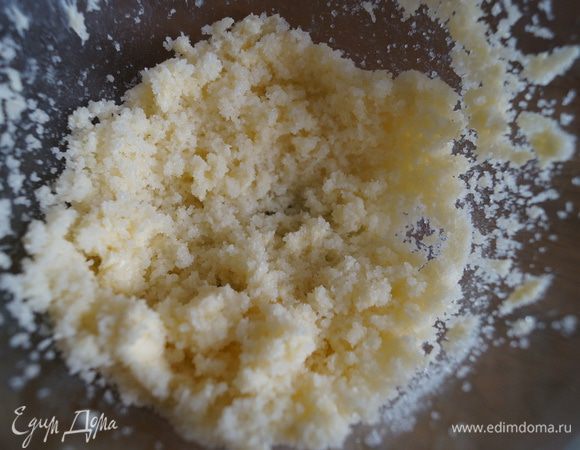 Разотрите сахар со сливочным маслом.