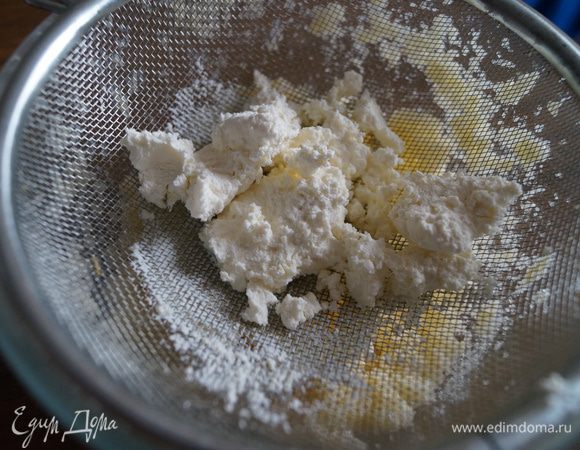 Добавьте творог, протертый через сито, и перемешайте.