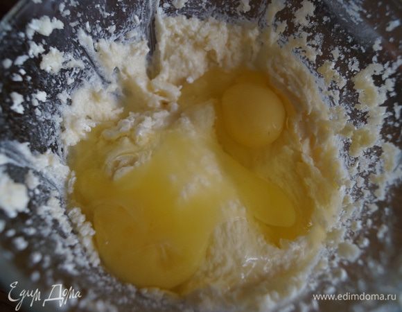 Затем добавьте 2 яйца и хорошо взбейте миксером.