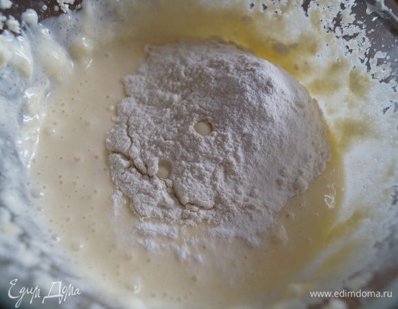 Всыпьте всю муку, смешанную с разрыхлителем, и аккуратно перемешайте до образования однородной массы.