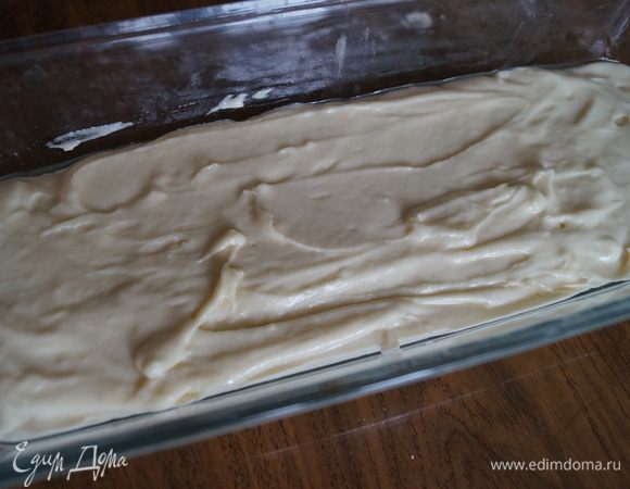 Выложите получившуюся массу в форму для выпечки, смазанную маслом, и поставьте в духовку, разогретую до 180°C на 50–60 минут.