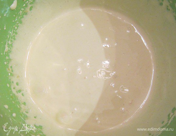 Яйца взбить до кремообразного состояния с половиной нормой сахара.