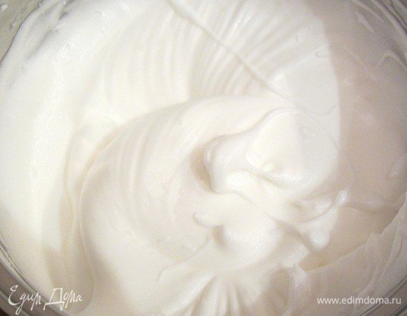 Белки взбить до устойчивых пиков с половиной нормой сахара. Соединить взбитые белки в несколько приемов с желтками, аккуратно, движениями снизу вверх.