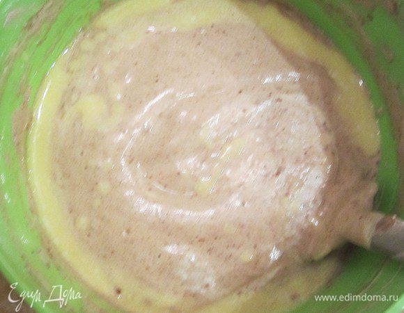 Затем добавить растопленное (не горячее) сливочное масло. Подливать тоненькой струйкой (я это делала ложкой)  по краям и так же стараться лопаткой мешать начиная с краев.