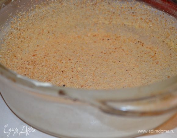 Стеклянную форму смазать сливочным маслом и присыпать панировочными сухарями.