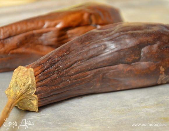 Баклажаны вымыть,обсушить,сделать неглубокие надрезы и запечь в духовке до мягкости.