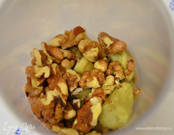 Нарезать крупным кубиком,сложить в стакан погружного блендера,добавить грецкие орехи.