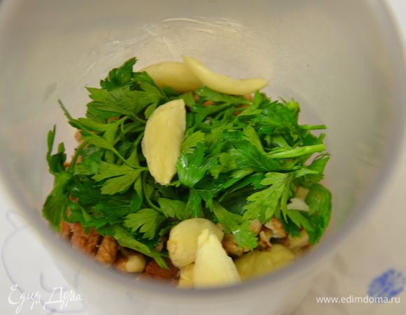 Добавить чищенные зубчика чеснока,зелень петрушки,соль,перец,лимонный сок (по вкусу), растительное масло 1-2 ст.л.