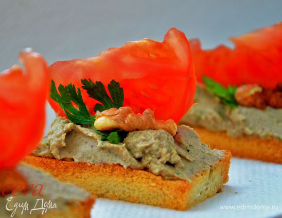 Удобно подавать на кусочках хлебных тостов, для этого предварительно подсушить кусочки хлеба в духовке.Намазать паштетом,украсить кусочком помидора и грецкого ореха,веточкой петрушки. Приятного аппетита.