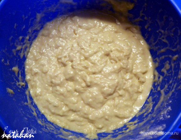 Приготовить опару: в миске смешать теплую сыворотку с молоком с сахаром, дрожжами и 2 ст.л. муки. Накрыть полотенцем и поставить в тёплое место на 20 минут до вспенивания. Добавить в опару яйцо, растительное масло и соль. Всё тщательно перемешать венчиком, постепенно добавляя муку по 1  столовой ложке, пока не получится густое, как на оладьи, тесто. Миску накрыть полотенцем или пищевой плёнкой и поставить в теплое место, для того, что бы тесто подошло.