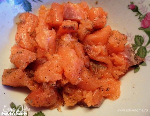 Рыбу очистить от косточек и кожи, помыть её, обсушить бумажным полотенцем и порезать на кусочки 2х2х2 см, посолить, поперчить, почесночить. Перемешать.